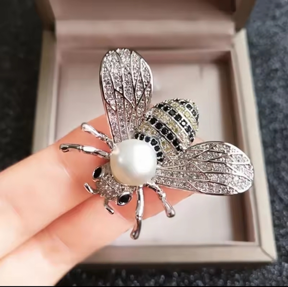Bee 🐝 Brooch with Pearl Accent
